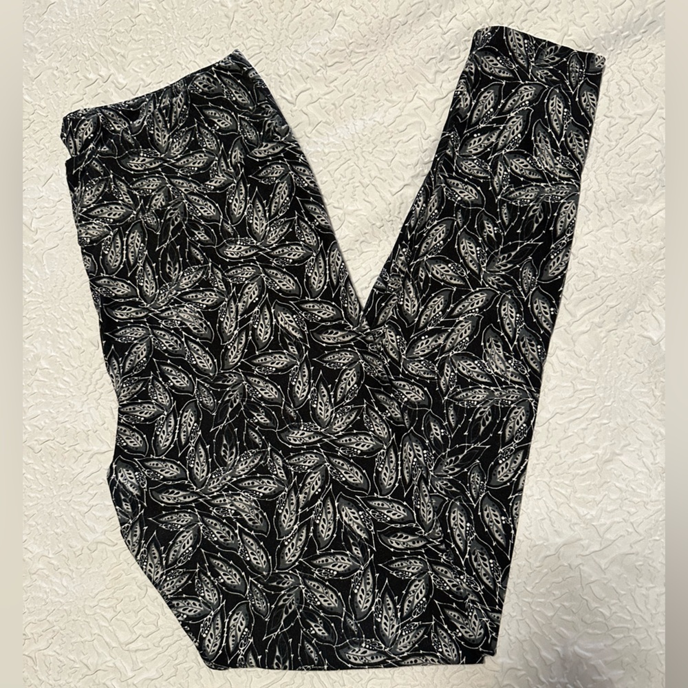 LuLaRoe TC (Tall & Curvy) Leggings - Black + White/Gray Leaf print